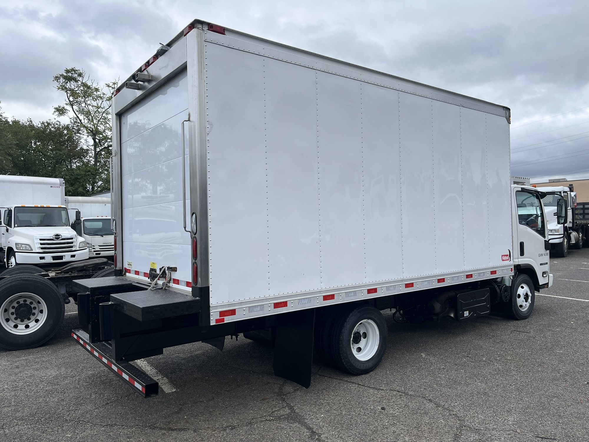 2022 ISUZU NPR - image 4 of 6