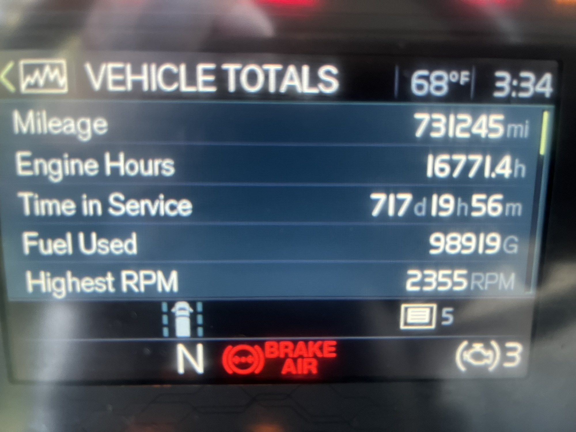 2021 VOLVO VNR - image 2 of 3