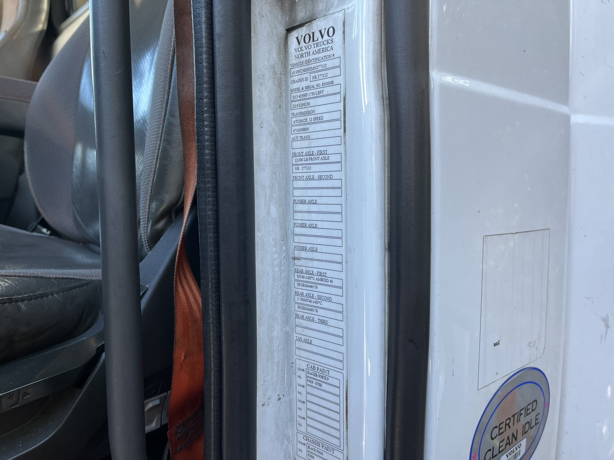 2021 VOLVO VNR - image 3 of 3
