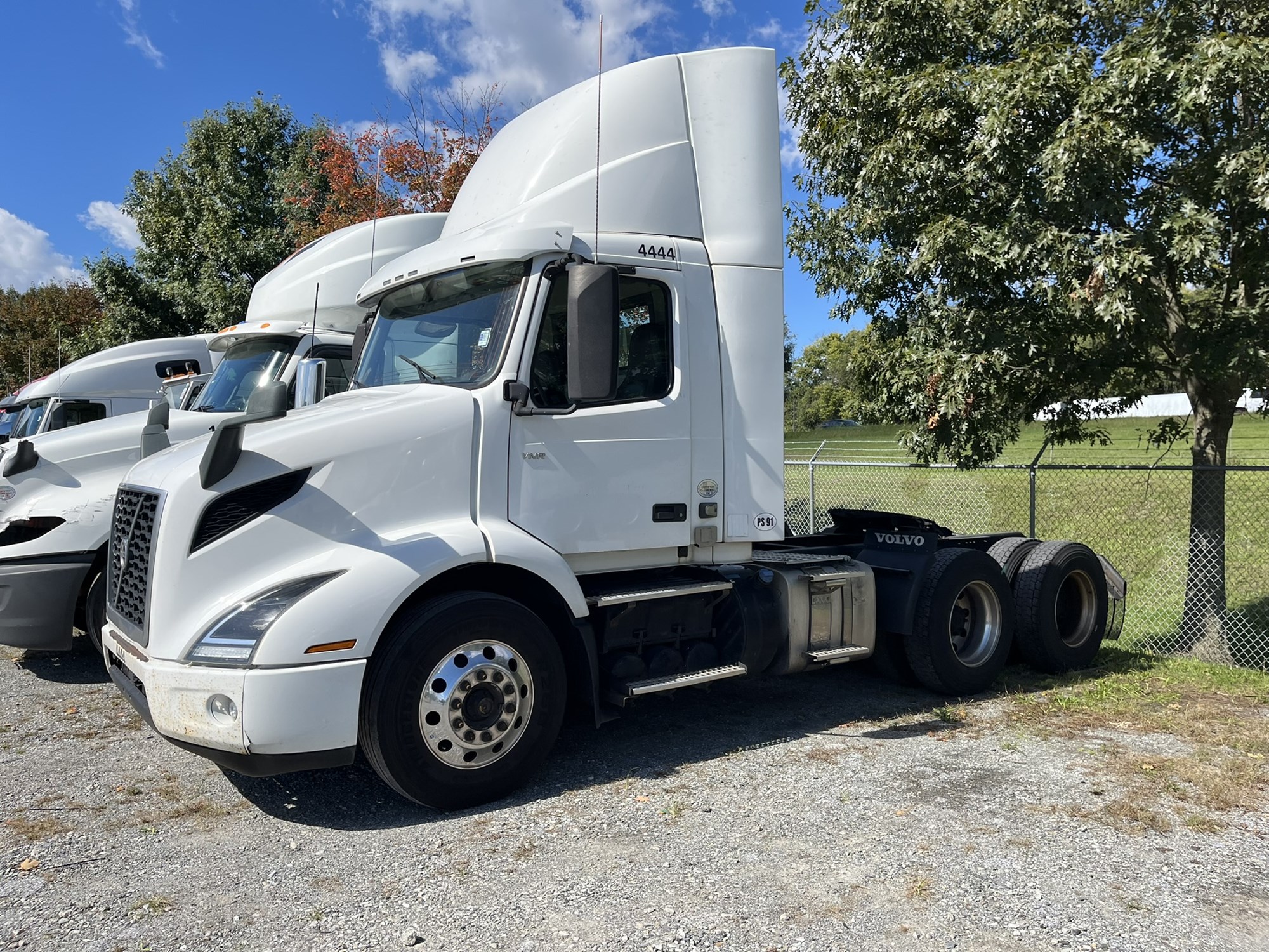 2021 VOLVO VNR - image 1 of 3