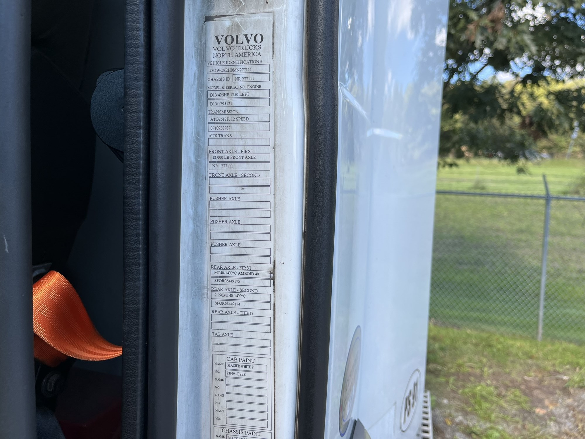 2021 VOLVO VNR - image 3 of 3